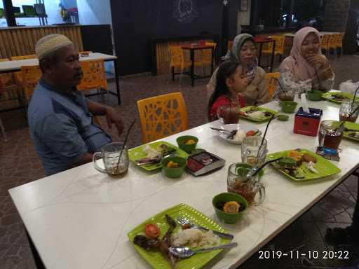 Roemah Kenjang Cafe & Resto 3