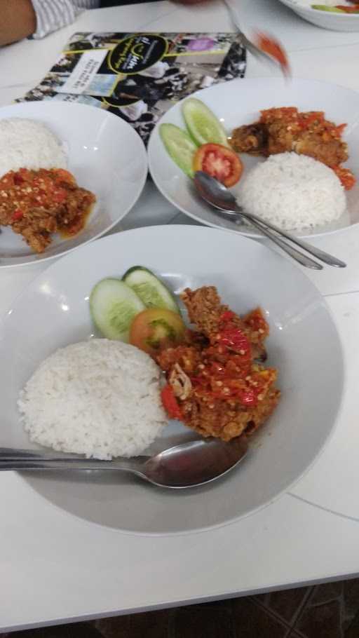 Roemah Kenjang Cafe & Resto 4