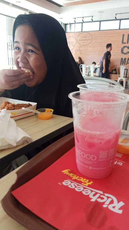 Richeese Factory Cipondoh 10