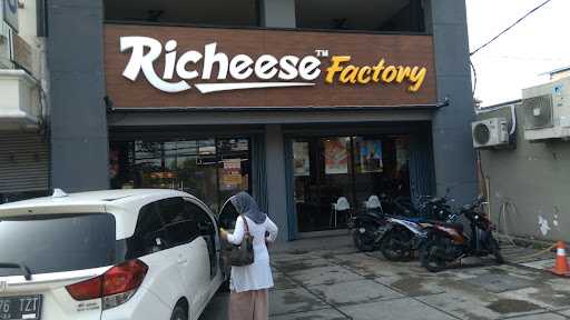 Richeese Factory Cirendeu 10