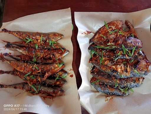 Warung Ratu Seafood Pantai Pandan 9