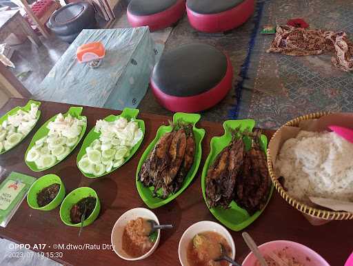 Warung Ratu Seafood Pantai Pandan 8