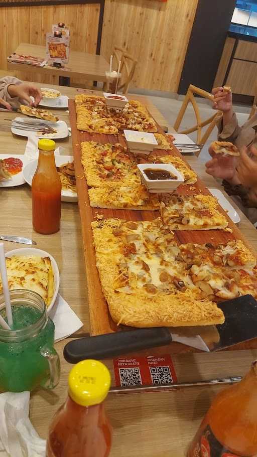 Pizza Hut Restoran 8