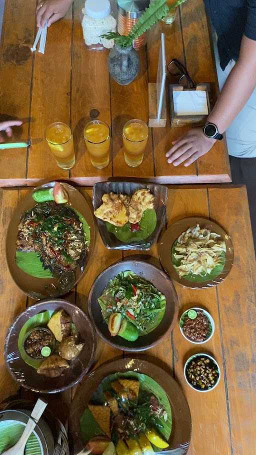 Purbasari Makan Di Tepi Danau 2