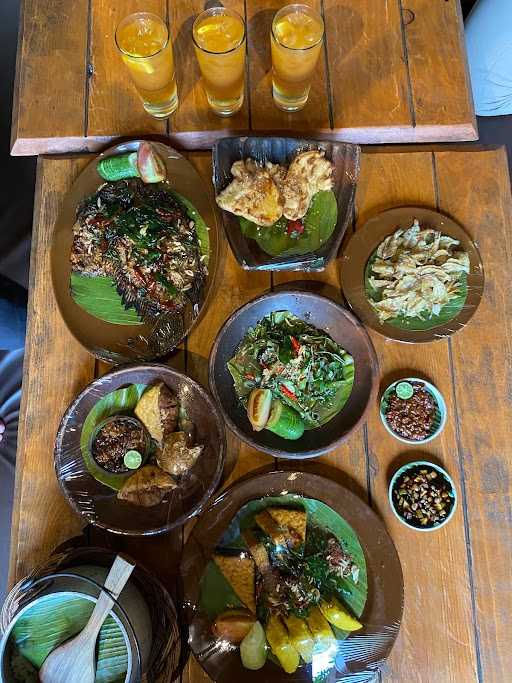 Purbasari Makan Di Tepi Danau 1