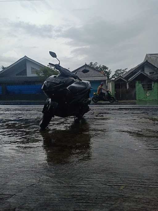 Warung Es Kelapa Muda Pak Zon 5