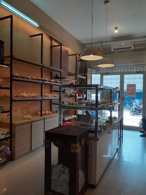 Delizia Bakery & Cakes Comal 10