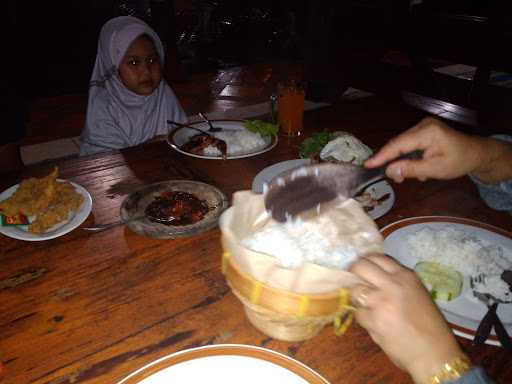 Rumah Makan Joglo Dau 8