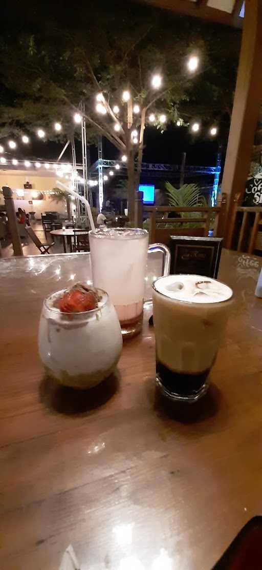 Reinz Cafe & Resto 3