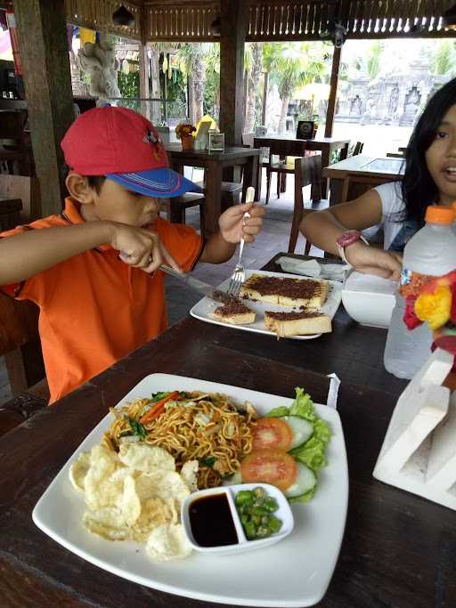 Warung Pojok Segitiga Emas 6