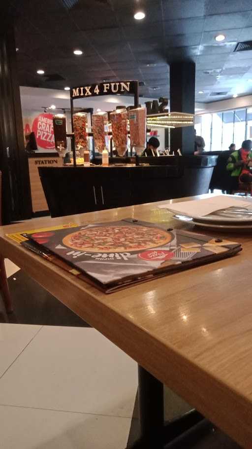 Pizza Hut Restoran 7