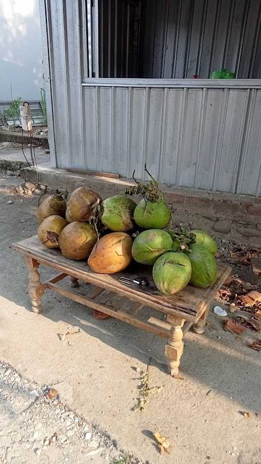 Warung Es Kelapa Muda Madep Ngalor 4