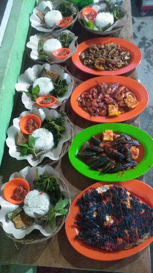 Teras Ikan Dan Ayam Bakar 1