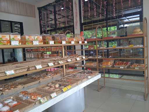 Suzana Bakery Ketintang 9