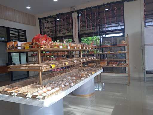 Suzana Bakery Ketintang 4