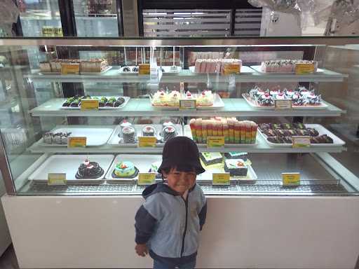 Suzana Bakery Ketintang 8