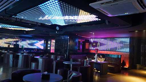 C-Bar (Community Bar) - Plaza Surabaya 6