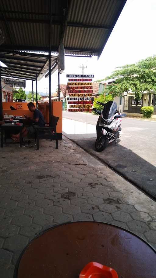 Dheansya Coffee Shop 10