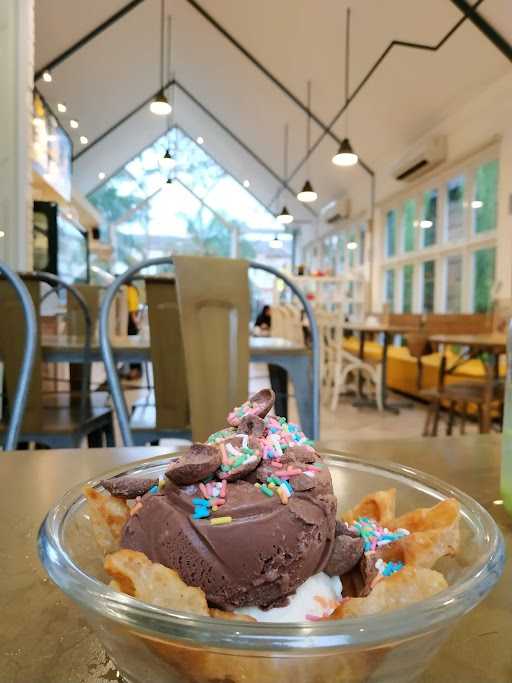 Honeycomb Cafe & Desserts Cibubur Kota Wisata 4