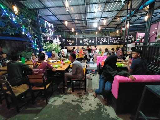 Angkringan Cafe & Resto Mbak Yeyen 5