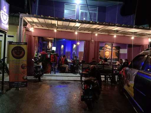 Dins Purple Cafe & Resto 7