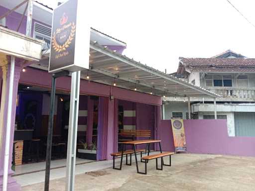 Dins Purple Cafe & Resto 5