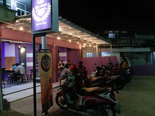 Dins Purple Cafe & Resto 10