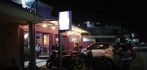 Dins Purple Cafe & Resto 9