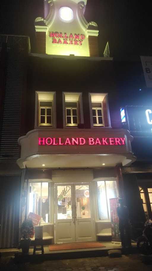 Holland Bakery Cipinang Jaya 6