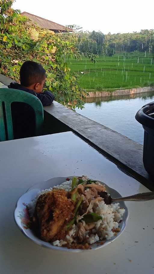 Rumah Makan Riung Gunung 1