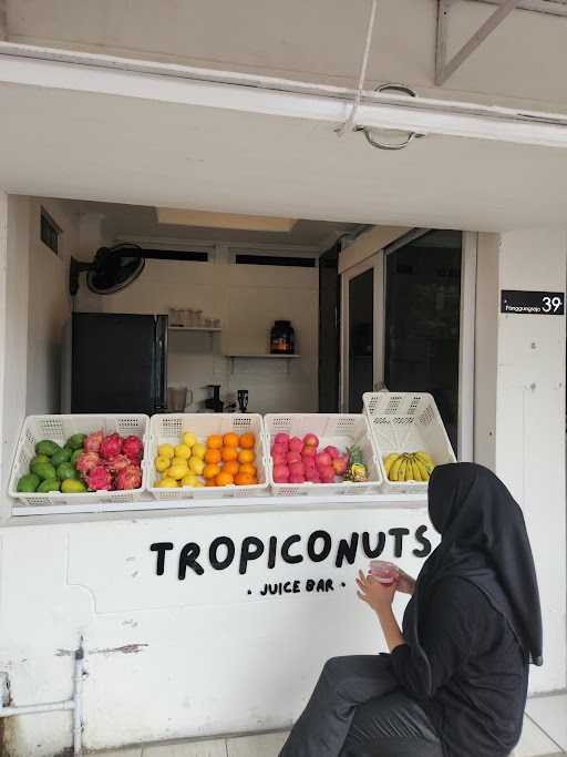 Tropiconuts Juice Bar 3