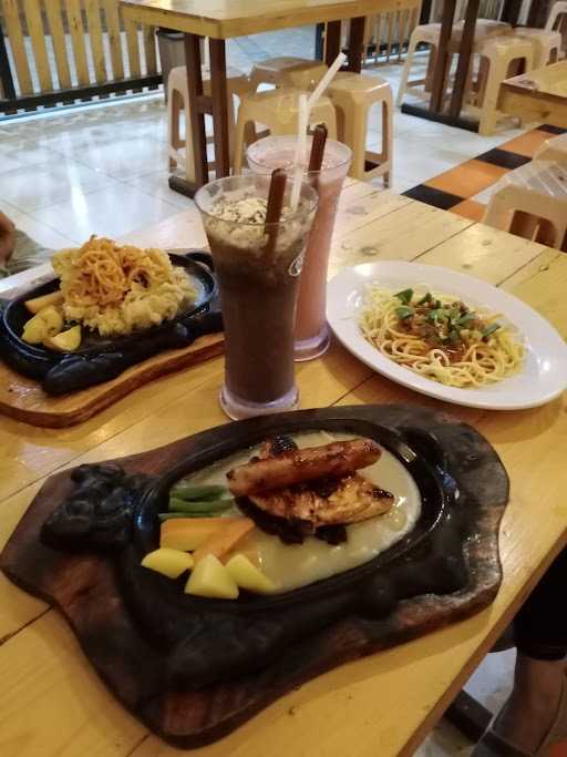 Omah Gedhi Steak & Penyet 4