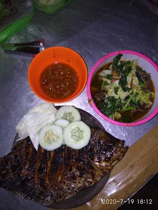 Laziz Ayam Bakar & Seafood 1