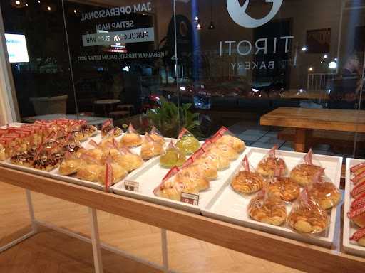 Tiroti Bakery Kepuh 8