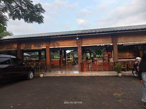 Rumah Makan Saung Panyawah Mamah Kembang 9