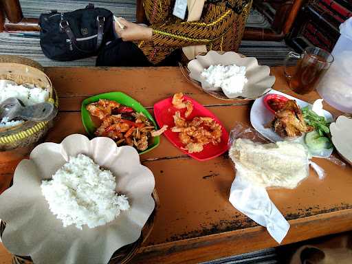 Resto Lesehan Gendut Taman 8