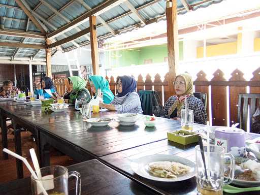 Rumah Makan Ari 2 9