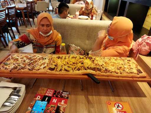 Pizza Hut Restoran 10