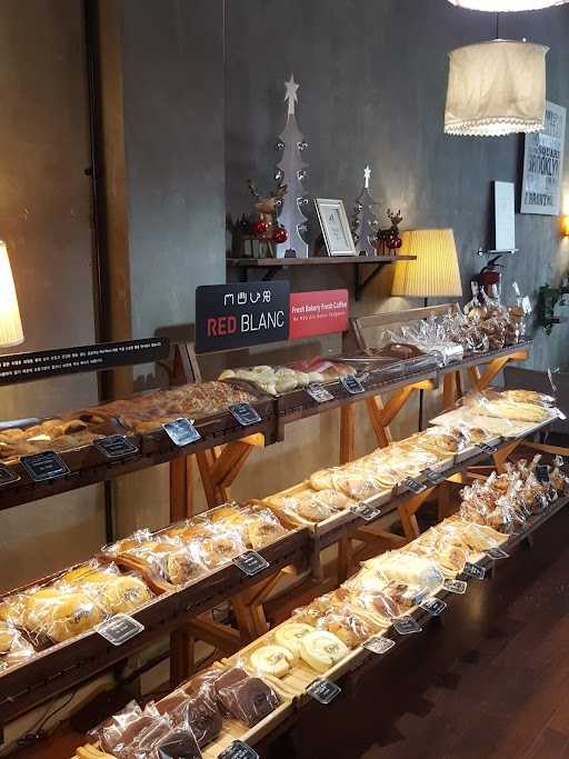 Red Blanc Bakery & Cafe - Mall Of Indonesia 8