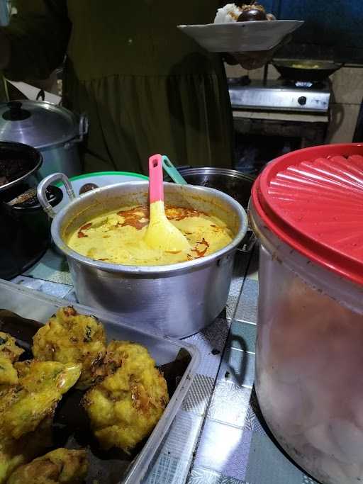 Mpo Marpuah'S Nasi Uduk & Ketupat Sayur Restaurant 3