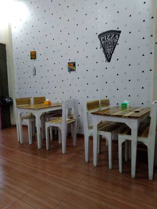 Pizza Etveteran Palembang 8