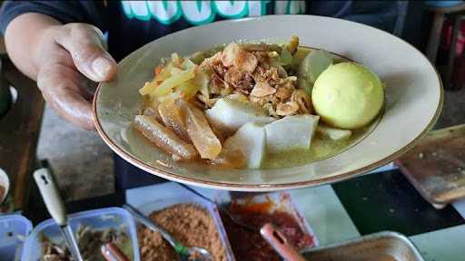 Mae Sular Bakul Lontong Sayur 1