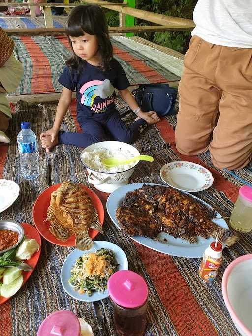 Wisata Pemancingan Dan Warung Makan Keluarga 1