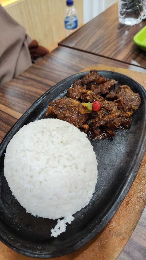 Steak Moen Moen - Jalan Bromo 1