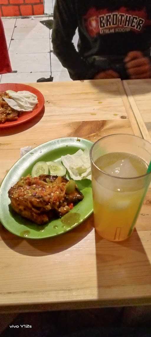 Lesehan Wong Inyong(Ayam Vs Bebek Penyet) 4