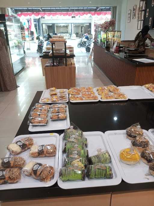 Queen Bakery Kroya 5