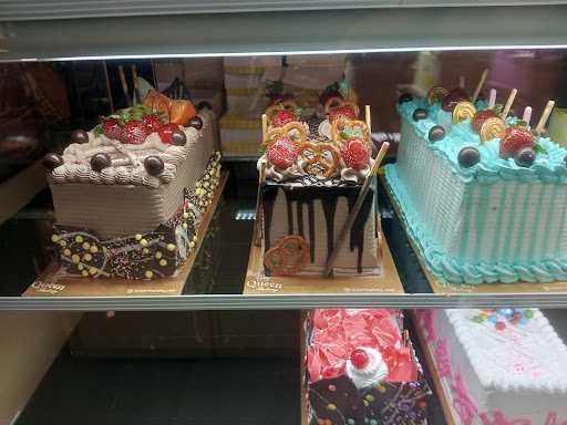 Queen Bakery Kroya 4