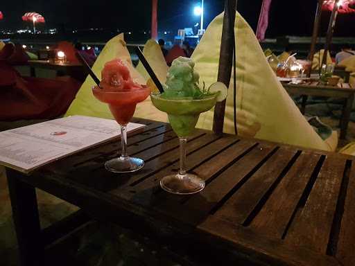 Capil Beach Grill & Bar 10