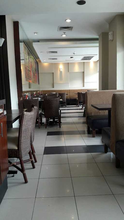 Pizza Hut Restoran - Giant Ciledug 10