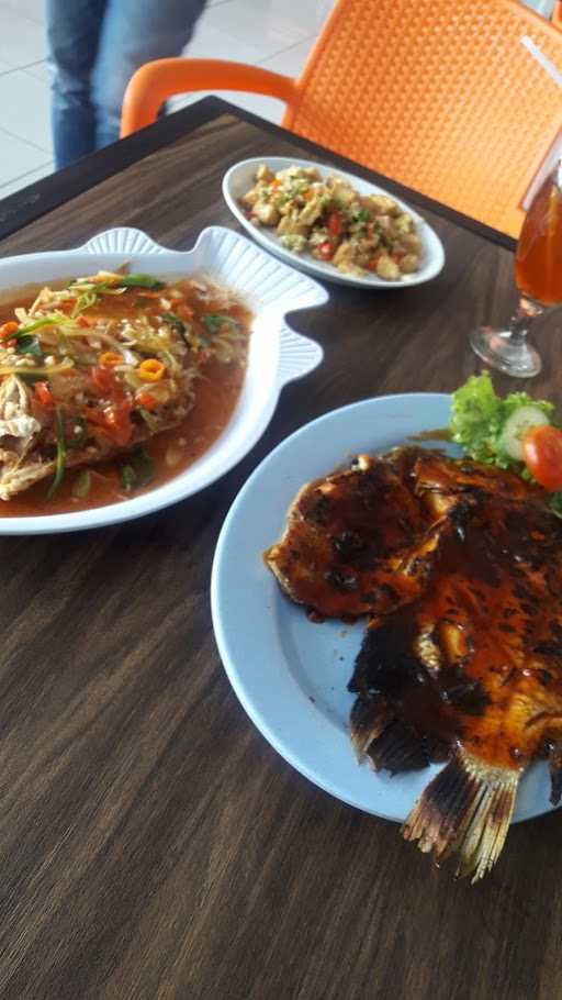 Restoran Perahu Layar 6